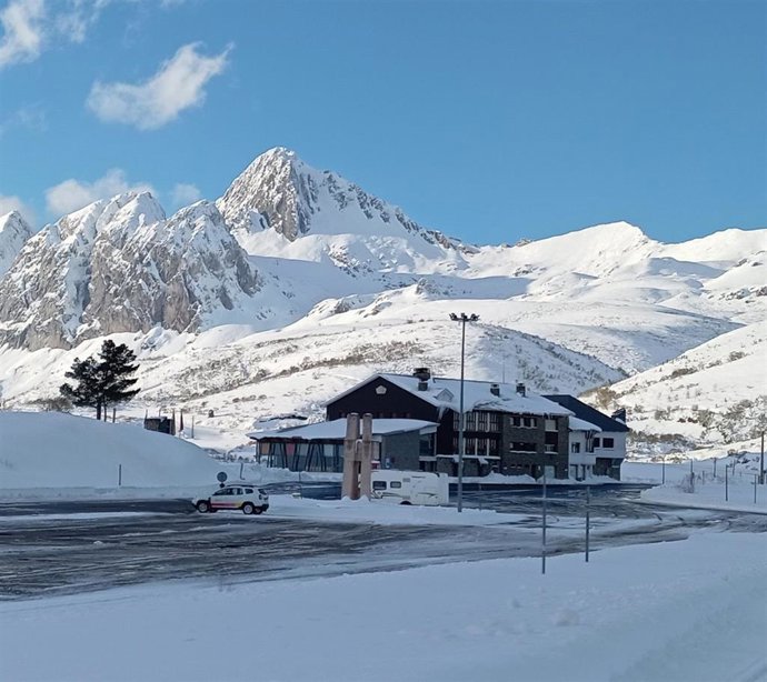 A licitación el restaurante de Salencias y el hostal Pico Agujas de San Isidro, en la provincia de León.