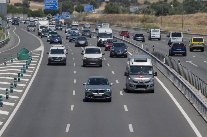 Archivo - Varios vehículos en una autovía