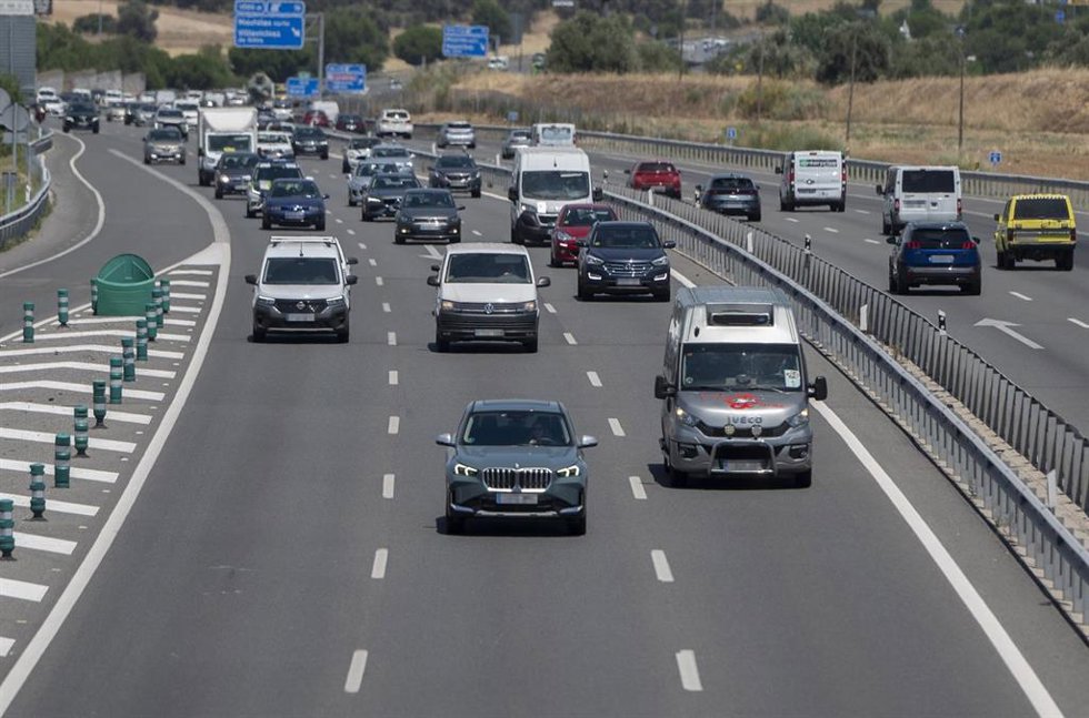 Archivo - Varios vehículos en una autovía