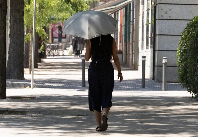 Una persona con paraguas, a 16 de julio de 2025, en Madrid (España).