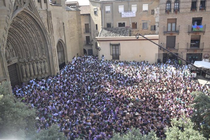 Centenares de personas durante el lanzamiento del cohete anunciador de las Fiestas de San Lorenzo 2025.