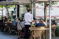 La facturación del sector servicios aumenta su impulso en junio al 6,4% y encadena 15 meses de alzas