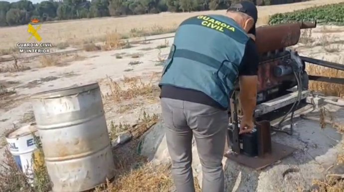 Agente de la Guardia Civil inspecciona una explotación afectada por los robos.