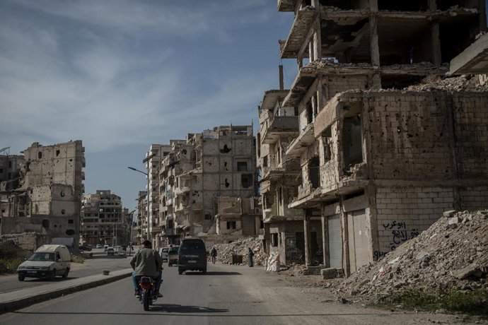 Archivo - Arquivo - 26 de março de 2025, Homs, Síria: Trânsito no centro de Homs, que ainda está muito danificado após a guerra e o cerco. Homs, a terceira maior cidade da Síria, já foi conhecida como a "capital" da revolução.