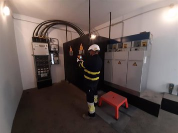 Técnicos revisando las instalaciones implicadas en la Feria