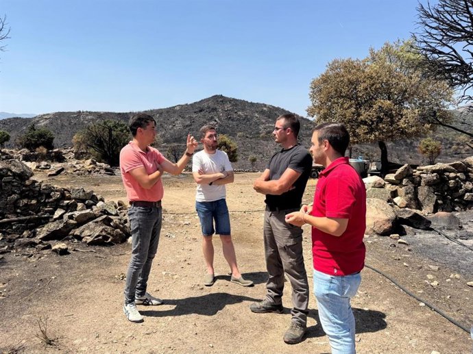 El secretario general del PSOE de Ávila, Carlos Montesino, visita una explotación ganadera acompañado por Javier Hernández, secretario de Gestión Forestal y Medio Ambiente del PSOE de Ávila, y Gustavo Moreno, portavoz socialista en Casillas.