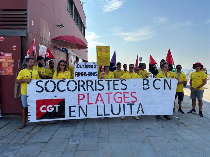 Los socorristas de Barcelona cumplen 14 días de huelga con una protesta en la playa del Bogatell de Barcelona