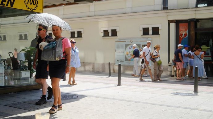 Turistas por Santander.- Archivo