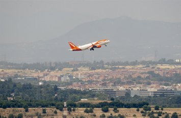 Vista de un avión despegando.