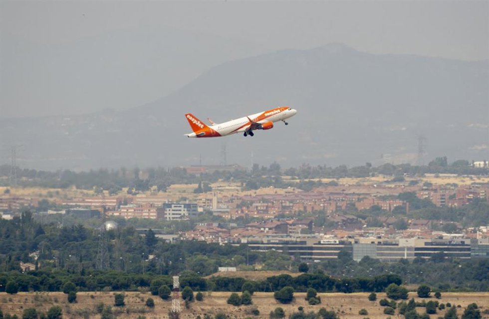 Vista de un avión despegando.