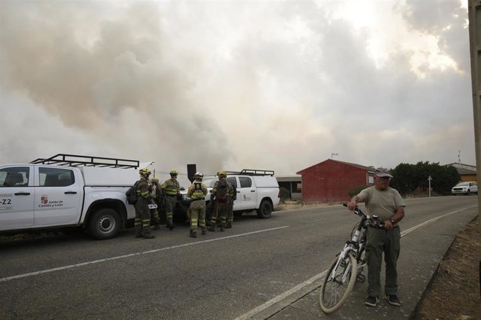 Varios bomberos tratan de extinguir un fuego, a 13 de agosto de 2025, en Miñambres de la Valduerna, León, Castilla y León (España). 