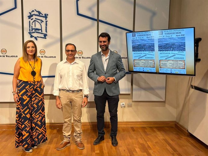 El alcalde de Tordehumos, Agapito Bravo, y el vicepresidente de la Diputación, David Estebán.