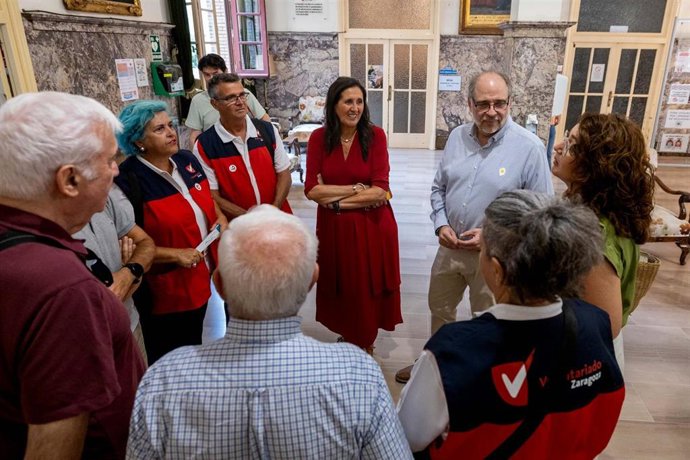 Los Voluntarios de Zaragoza acompañan a los residentes de la Casa de Amparo en un paseo diario