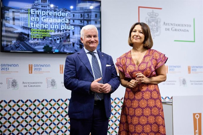 El teniente de alcalde y concejal de Digitalización e Innovación de Granada, Vito Epíscopo Solís, y la concejala de Empleo, Encarnación González Fernández.