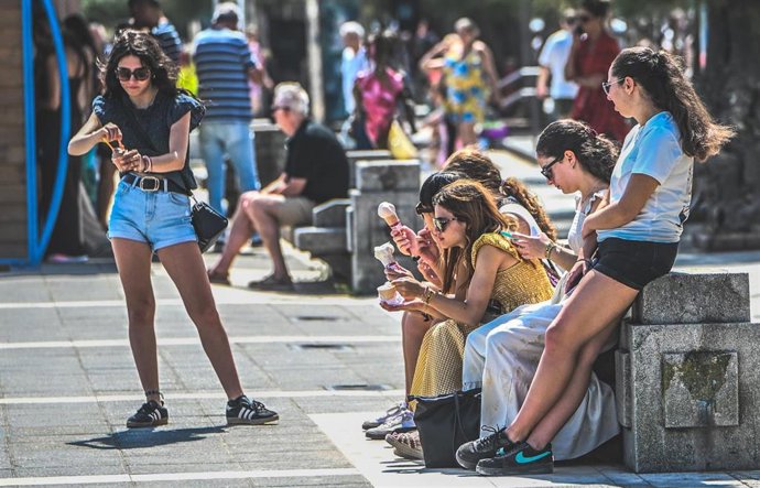 Turistas tomando un helado en la Primera playa de El Sardinero, a 10 de agosto de 2025, en Santander, Cantabria (España).