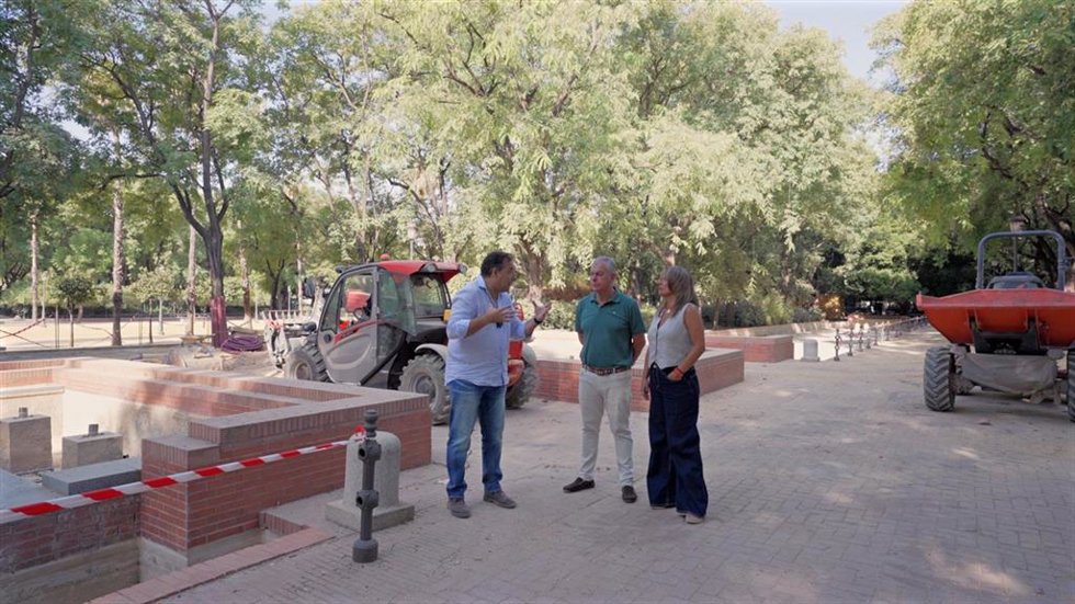 El alcalde de Sevilla, José Luis Sanz, durante su visita al inicio de la tercera fase de la reforma del Prado de San Sebastián.