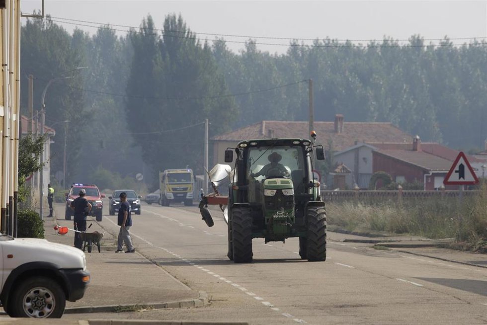 Un tractor por la carretera tras un incendio, a 13 de agosto de 2025, en Herreros de Jamuz, León, Castilla y León (España). 