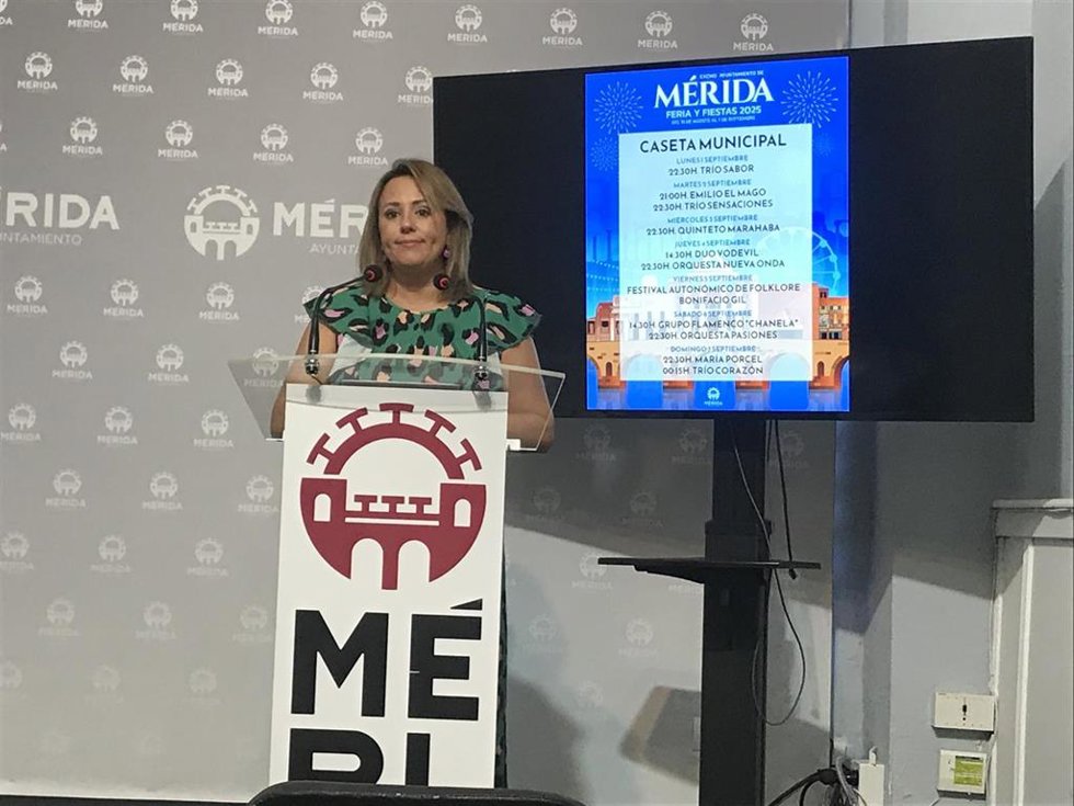 La delegada de Festejos, Ana Aragoneses, durante presentación de la programación musical de la Feria y Fiestas de Mérida, en la sala de prensa del ayuntamiento.