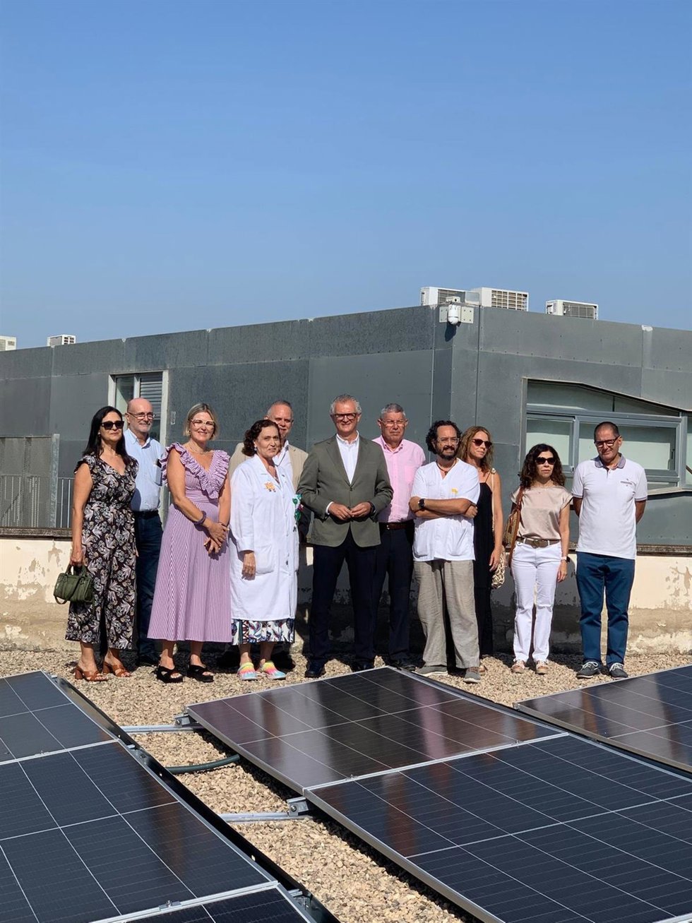 El consejero de Salud, Juan José Pedreño, visita la instalación de las placas solares ubicadas en el centro de salud de El Carmen de Murcia