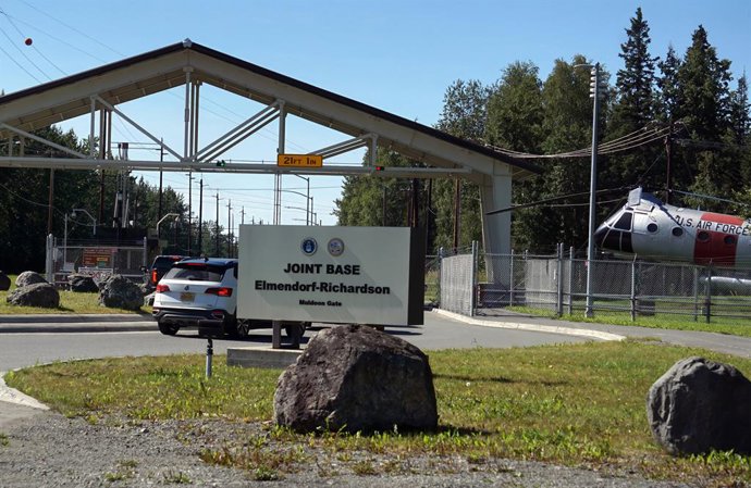 13 de agosto de 2025, Anchorage, Ak, EUA: O portão de entrada da Base Conjunta Elmendorf - Richardson em Anchorage, Alasca, 13 de agosto de 2025 A base militar será o local de encontro do presidente dos EUA, Donald Trump, e do presidente da Rússia, Vladim