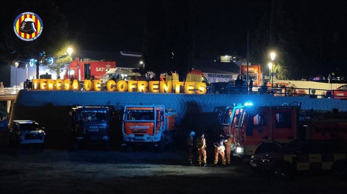 Bomberos en el incendio de Teresa de Cofrentes