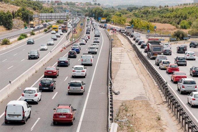 Imagen de Archivo.- Varios vehículos en la A3, a 1 de agosto de 2025, en Madrid (España). 