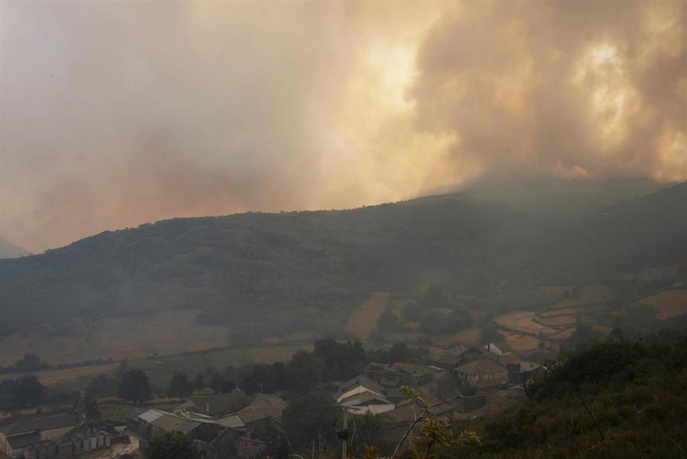 Aldea de Requeixo, a 11 de agosto de 2025, en Chandrexa de Queixa, Ourense, Galicia (España). Los incendios del verano en Galicia arrasan hasta este 11 de agosto más de 4.000 hectáreas, con el principal fuego en Chandrexa de Queixa (Ourense), el cual ca