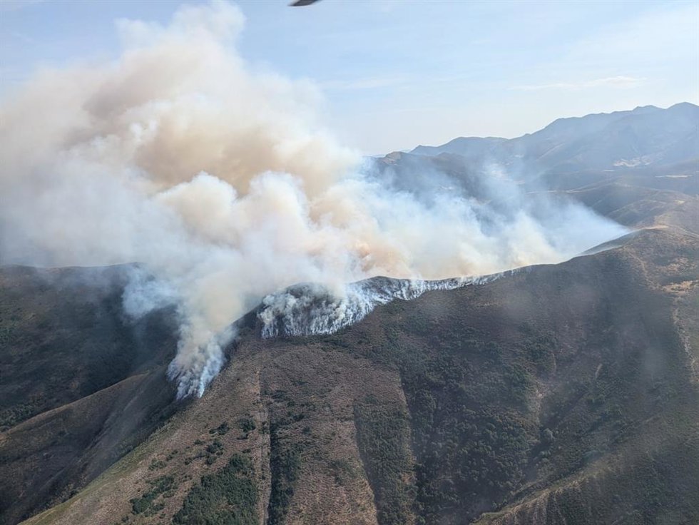 Imagen del incendio en Barniedo de la Reina (León), declarado de gravedad 1.