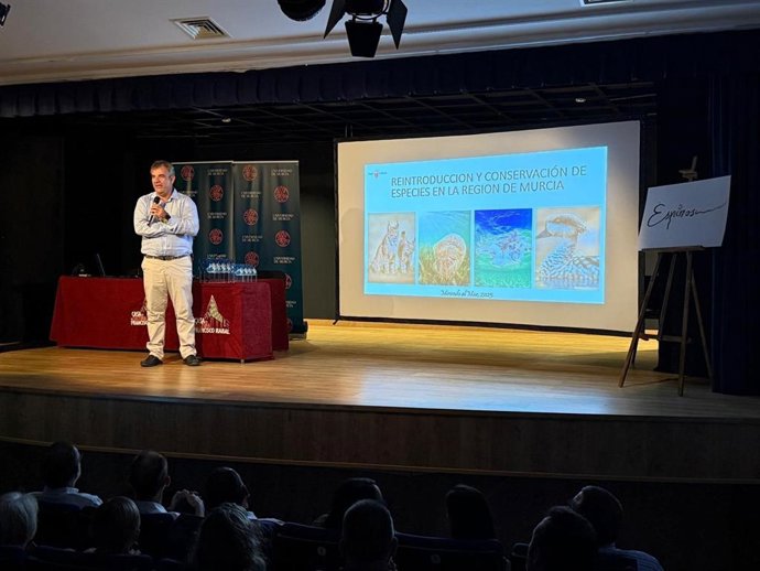 El consejero Juan María Vázquez durante la exposición de la ponencia 'Reintroducción y Conservación de Especies en la Región de Murcia' en Águilas