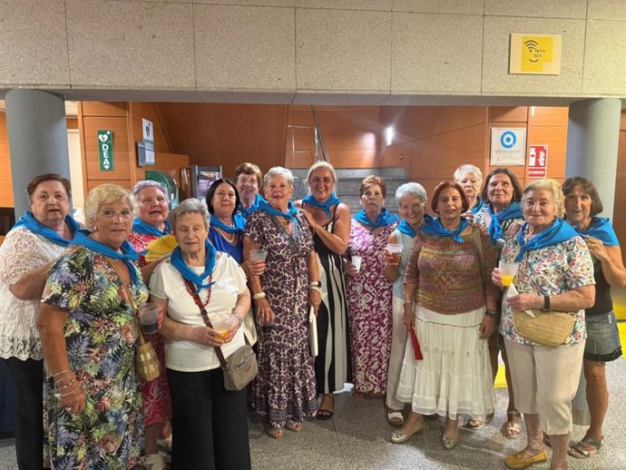 La alcaldesa de Torrelodones, Almudena Negro, con socias de la Asociación de Amas de Casa de la localidad