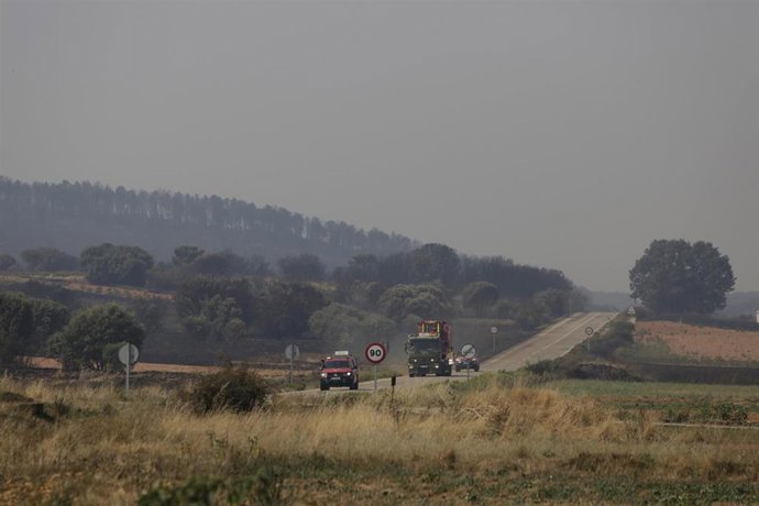 Coches de la UME por la carretera, a 13 de agosto de 2025, en Herreros de Jamuz, León, Castilla y León (España). 