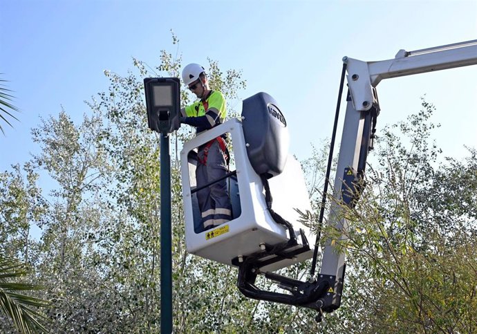 Nuevas luminarias solares en la margen izquierda de la mota del río Segura a su paso por Murcia