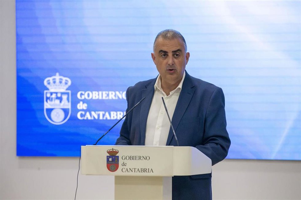 El consejero de Fomento, Vivienda, Ordenación del Territorio y Medio Ambiente, Roberto Media, informa, en rueda de prensa, sobre novedades en la tramitación eólica en Cantabria.