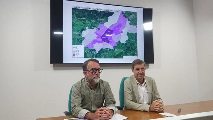 El concejal Juan Álvarez y el portavoz socialista Carlos Fernández Llaneza en rueda de prensa.