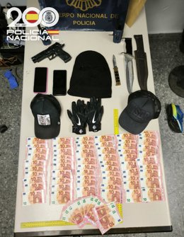 Dinero, prendas, armas y cascos utilizados en los distintos atracos.