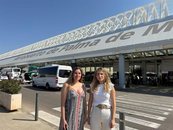 La presidenta de las Nuevas Generaciones del PP de Mallorca, Mireia Martínez, en el aeropuerto de Palma.