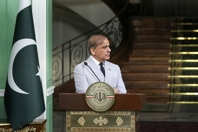 Archivo - May 26, 2025, Tehran, Iran: Iranian President (unseen) and Pakistan's Prime Minister SHEHBAZ SHARIF during a meeting in Tehran.