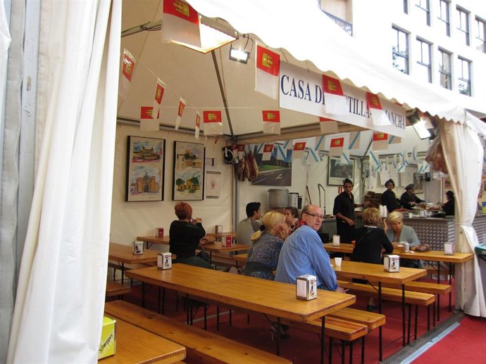 Archivo - Casas Regionales situadas en la Plaza Aragón con motivo de las Fiestas del Pilar en una foto de archivo