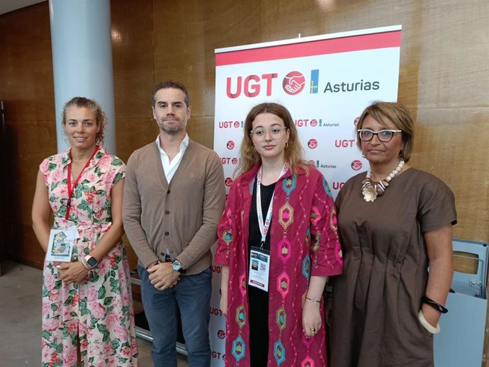La abogada de Extranjería y de Protección Internacional, Sonia Galiano (dcha), antes de participar en una jornada sobre migración, organizada por UGT, en la 68 Feria Internacional de Muestras de Asturias, en el recinto ferial gijonés 'Luis Adaro'.