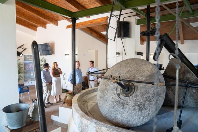 EL presidente de la Diputación de Almería, Javier Aureliano García, durante su visita al Centro de Interpretación del Aceite de Suflí (Almería).