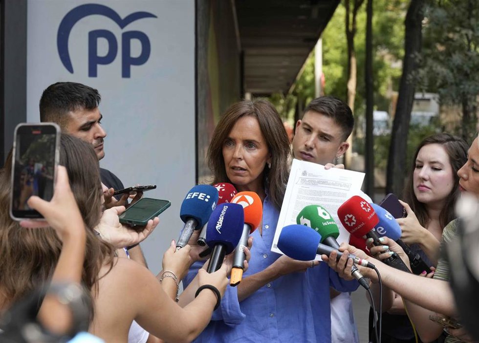 La vicesecretaria de Sanidad y Política Social del PP, Carmen Fúnez, realiza declaraciones a los medios de comunicación