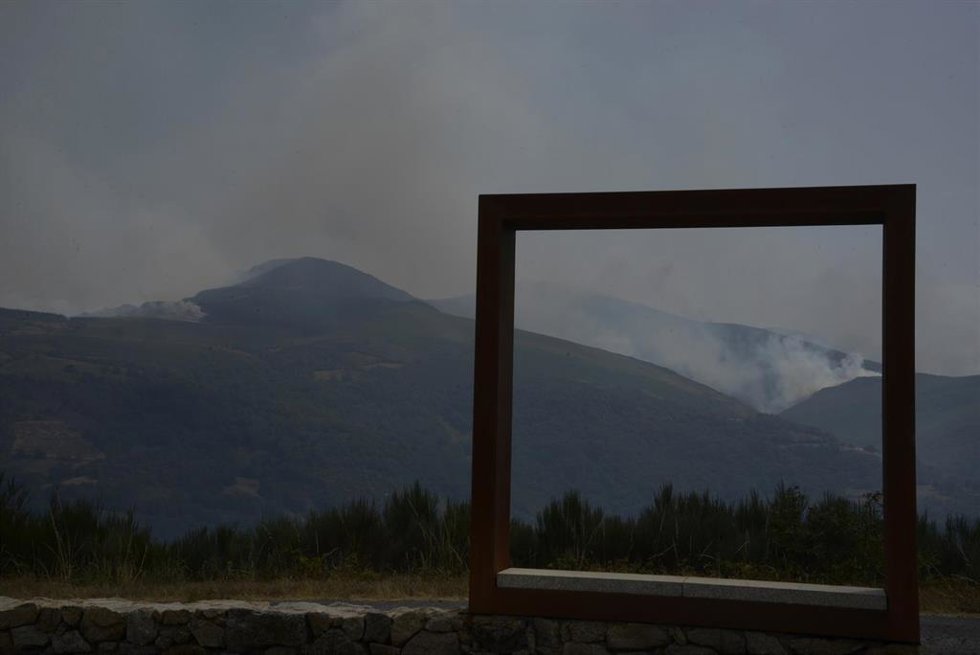 Mirador de Chandrexa de Queixa con vistas hacia el Macizo Central gallego, a 11 de agosto de 2025, en Chandrexa de Queixa, Ourense, Galicia (España). Los incendios del verano en Galicia arrasan hasta este 11 de agosto más de 4.000 hectáreas, con el prin