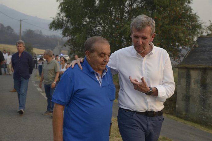 Rueda, con Feijóo, en la zona de incendios de Ourense. 