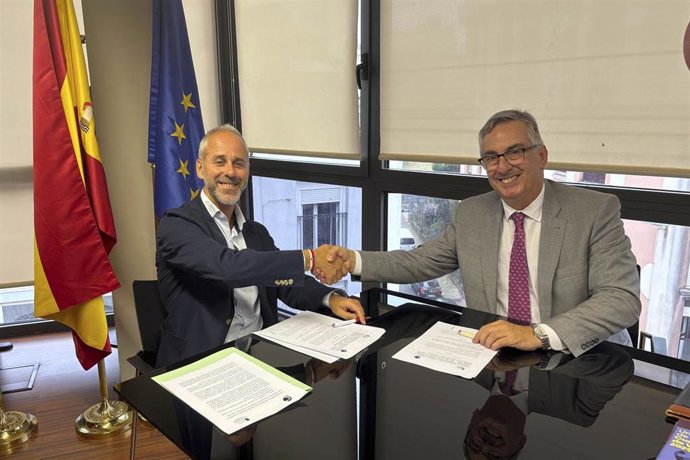 El consejero de Educación, Formación Profesional y Universidades, Sergio Silva y el presidente del Clúster Marítimo de Cantabria - MarCA, Juan Luis Sánchez