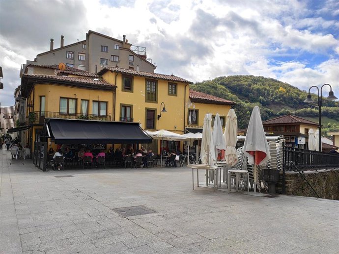 Archivo - Calles de Cangas del Narcea con terrazas hosteleras. 