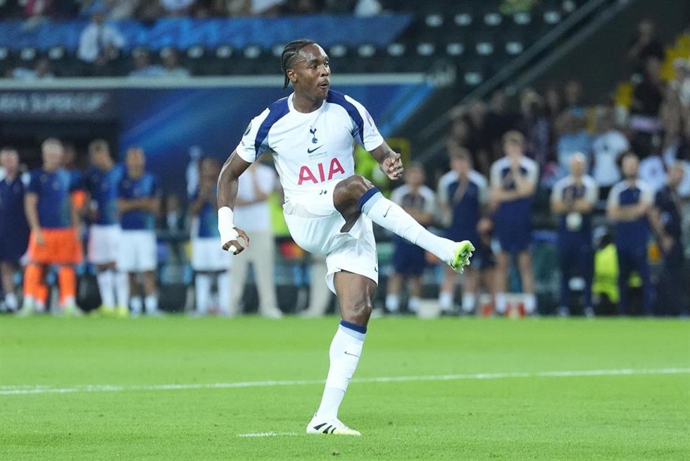El delantero francés del Tottenham Mathys Tel falla un penalti en la tanda de la Supercopa de Europa 2025.