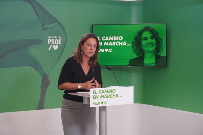 La diputada y portavoz de Cultura del PSOE en el Parlamento de Andalucía, Isabel Ambrosio, este jueves en rueda de prensa en la sede regional socialista.