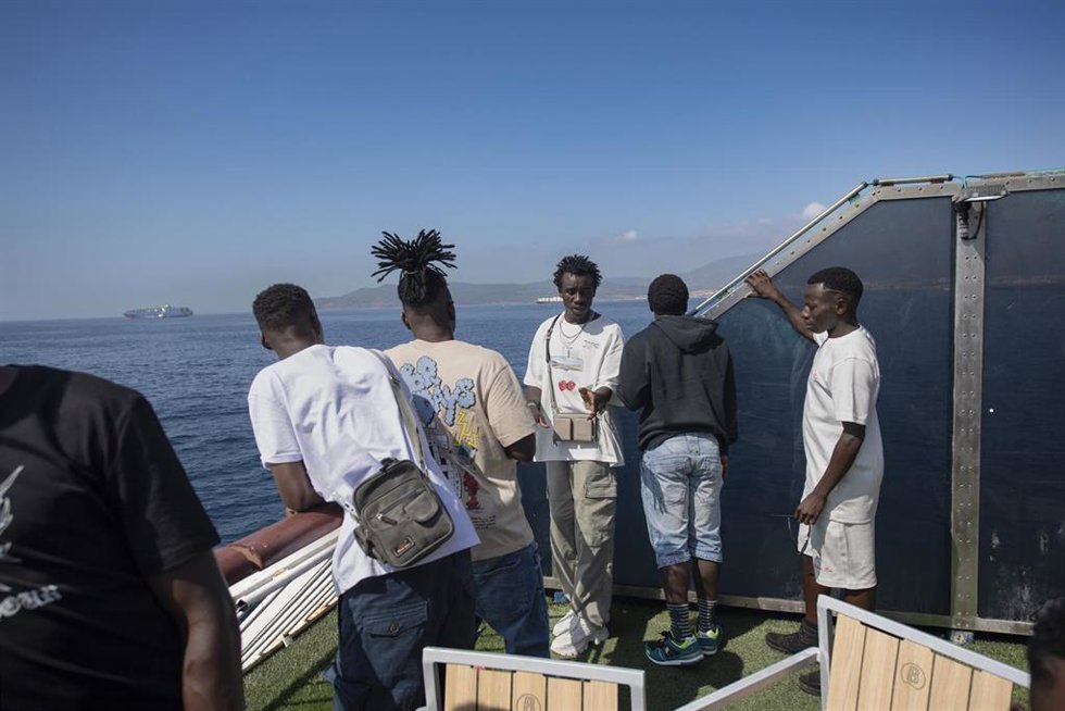 Archivo - Varios hombres llegan al Puerto de Algeciras en ferry tras la salida del Centro de Estancia Temporal de Inmigrantes (CETI). Imagen de archivo. 