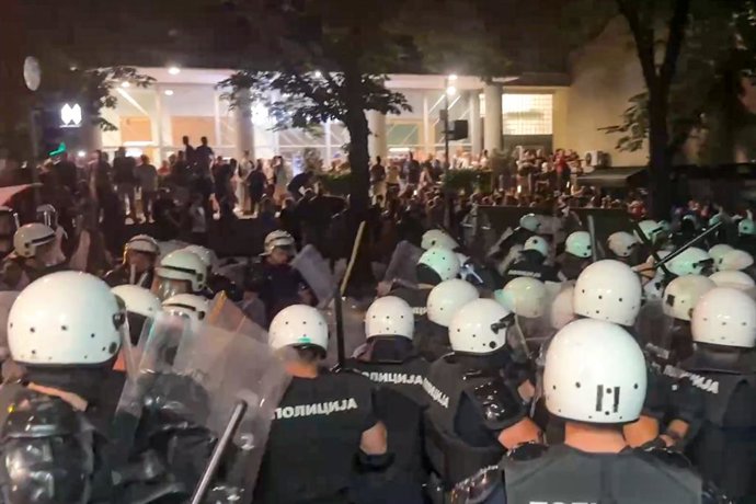 Archivo - SERBIA, BELGRADE - JUNE 28, 2025: Riot police are seen during a protest in a city street. The large-scale protest, which includes students, coincides with Vidovdan, a major national holiday. Protesters demand snap elections and the removal of a 