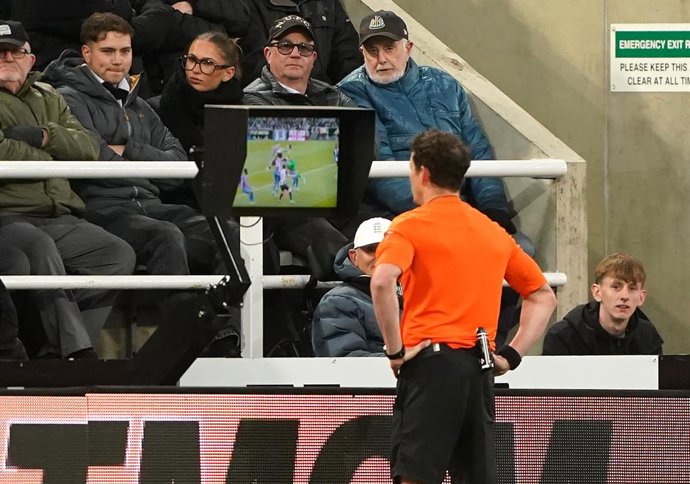 Archivo - 12 April 2025, United Kingdom, Newcastle Upon Tyne: Referee Darren England performs a VAR check and awards a penalty to Crystal Palace during the English Premier League soccer match between Newcastle United and Crystal Palace at St. James' Park.